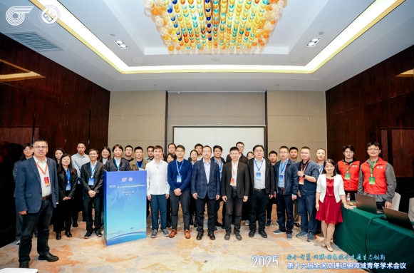 一群人站在台上AI 生成的内容可能不正确。